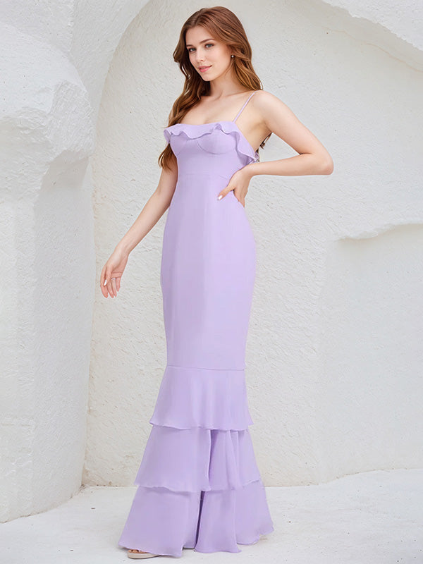 Vestido de dama de honor lila de gasa con tirantes finos, sin mangas y largo hasta el suelo con volantes en cascada