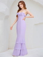 Vestido de dama de honor lila de gasa con tirantes finos, sin mangas y largo hasta el suelo con volantes en cascada
