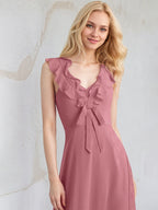 Vestido de madrinha em chiffon cor rosa deserto, em linha A, decote em V, sem mangas, comprimento até o chão com babados