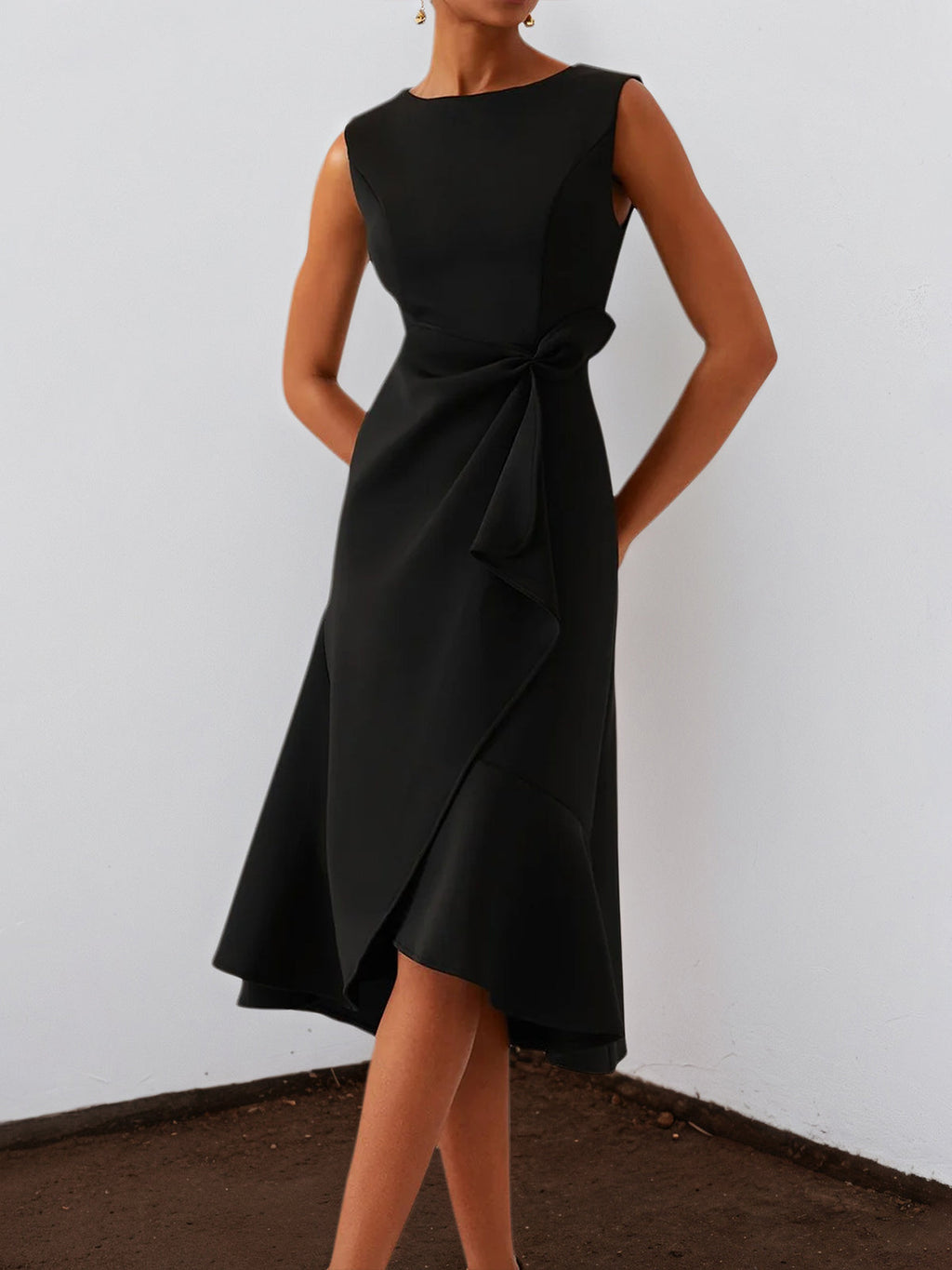 Robe midi noire élégante sans manches, coupe trapèze avec torsade à la taille, du jour à la nuit
