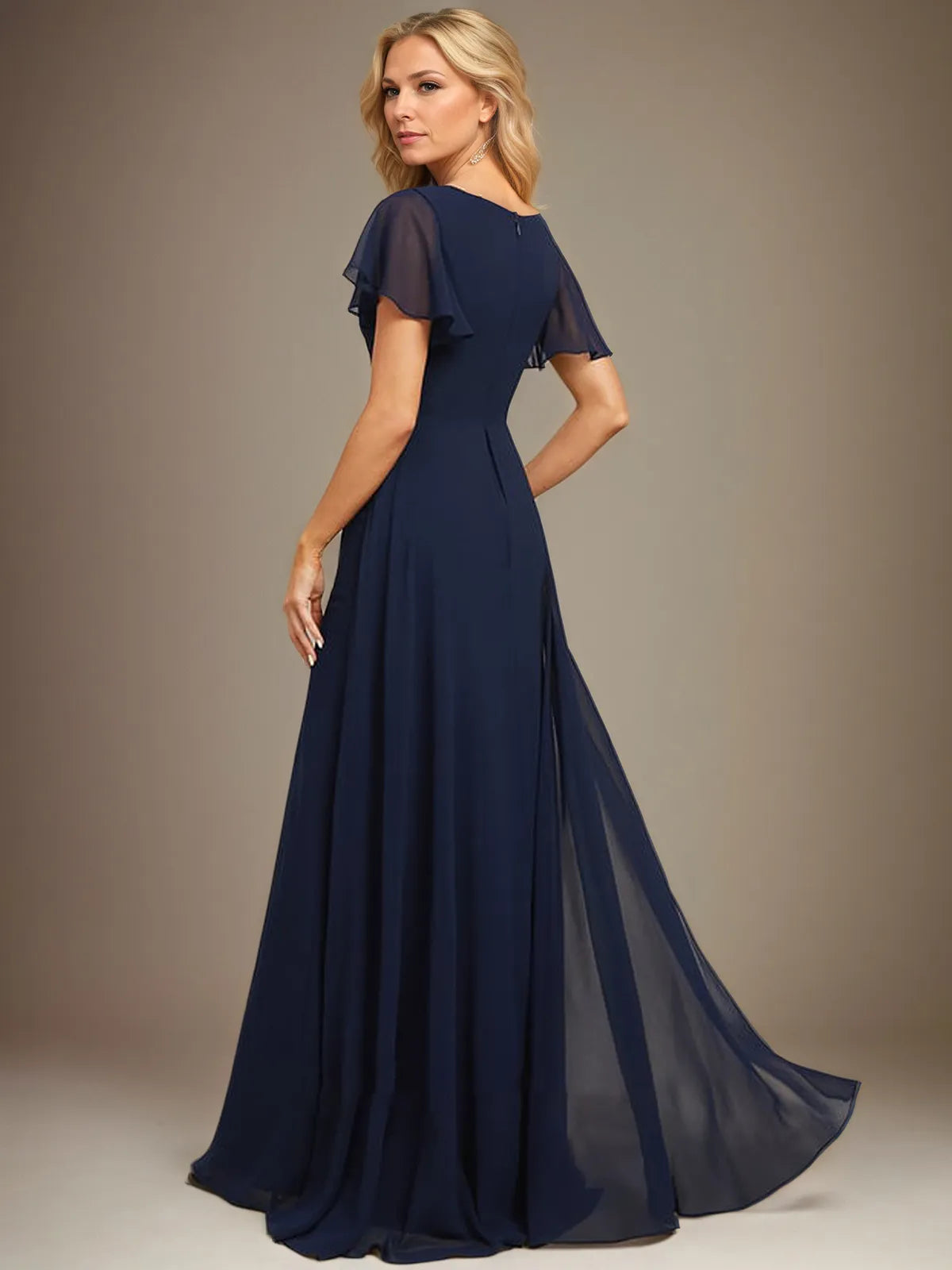 Etui-/Säulen-Kleid aus asymmetrischem bodenlangem Chiffon mit Falten