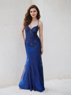 Vestido largo de dama de honor azul marino de tul tipo trompeta/sirena con tirantes finos y sin mangas