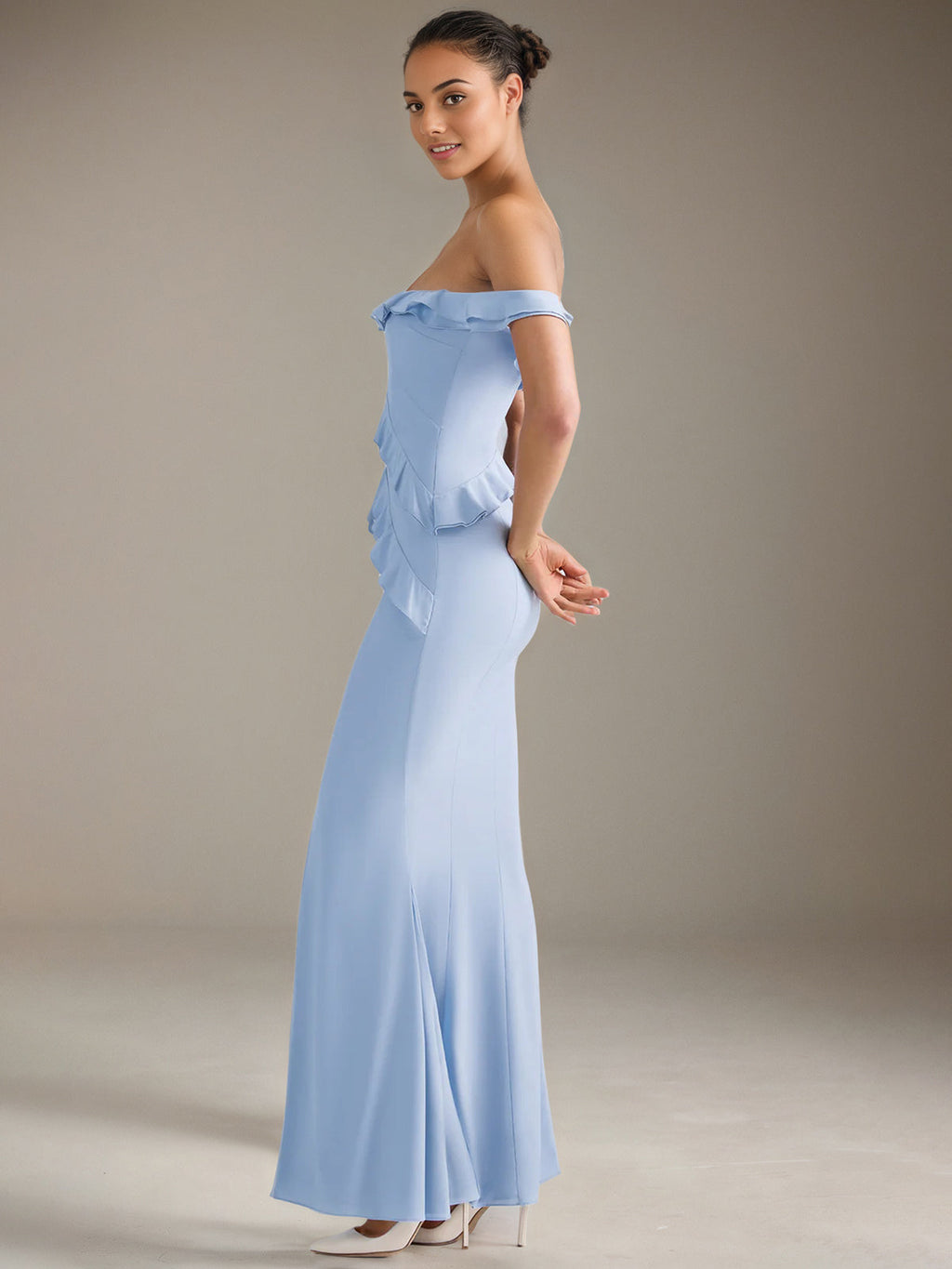 Abiti da damigella azzurri in chiffon a tubino/colonna con scollo a barca e lunghezza fino al pavimento