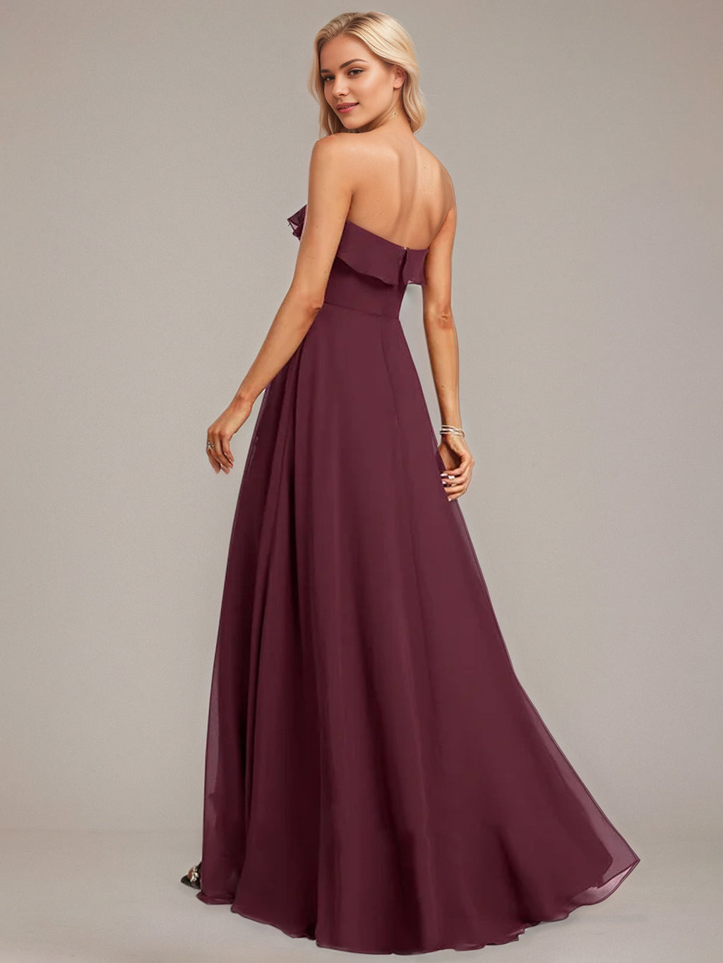 Robe de demoiselle d'honneur en mousseline longueur sol, ligne A, décolleté cœur, couleur raisin avec volants