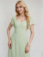 Vestido de dama de honor largo de gasa celadón, línea A, escote en V, mangas cortas y con volantes