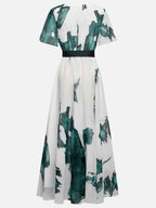 Vestido longo azul com estampa, chiffon, decote em V, mangas curtas e modelo evasê