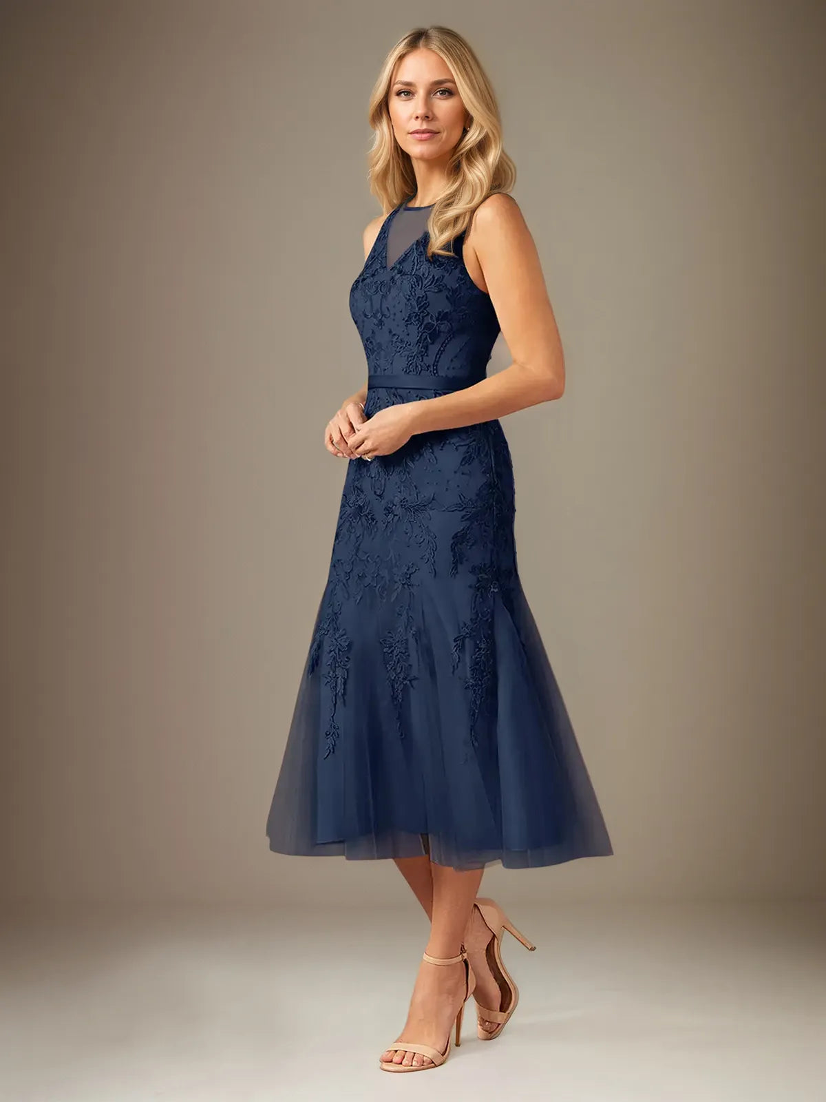 Etui-/Säulen-Spitzenkleid mit Rundhalsausschnitt, ärmellos, knielang