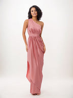 Vestido de dama de honor satinado rosa polvoriento estilo columna con un hombro hasta el suelo
