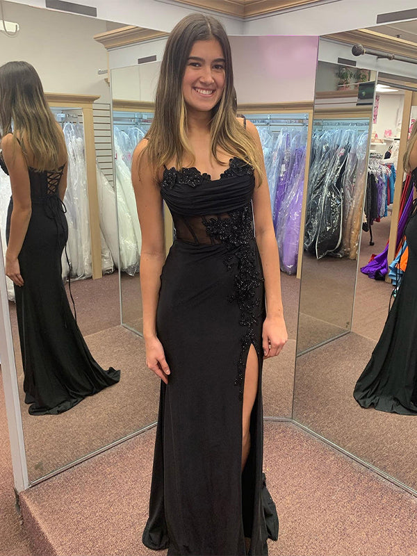 Vestido longo de baile preto sereia com alças finas, aplicação e fenda