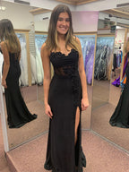 Vestido longo de baile preto sereia com alças finas, aplicação e fenda