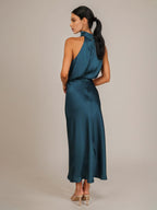 Robe de demoiselle d'honneur en satin bleu sarcelle, coupe fourreau/colonne, col montant, sans manches, longueur cheville