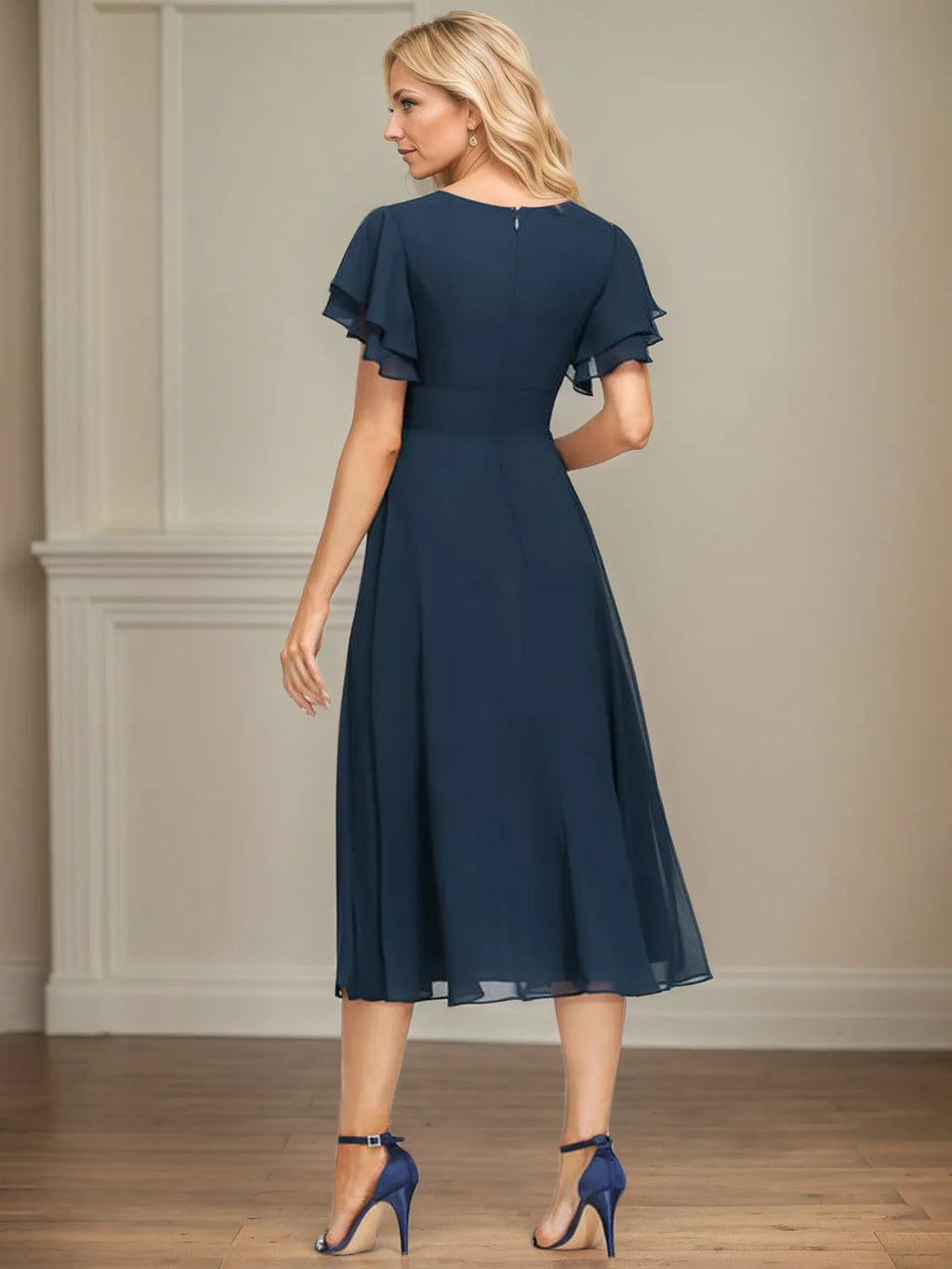 Vestido de chiffon em linha A, comprimento tea, decote em V e babados em cascata