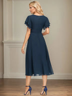 Vestido de chiffon em linha A, comprimento tea, decote em V e babados em cascata
