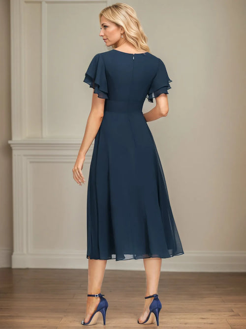 Abito in chiffon a linea ad A con scollo a V e lunghezza tea con balze a cascata