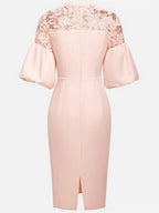 Vestido midi ajustado rosa con encaje, cuello redondo clásico, manga corta y manga globo