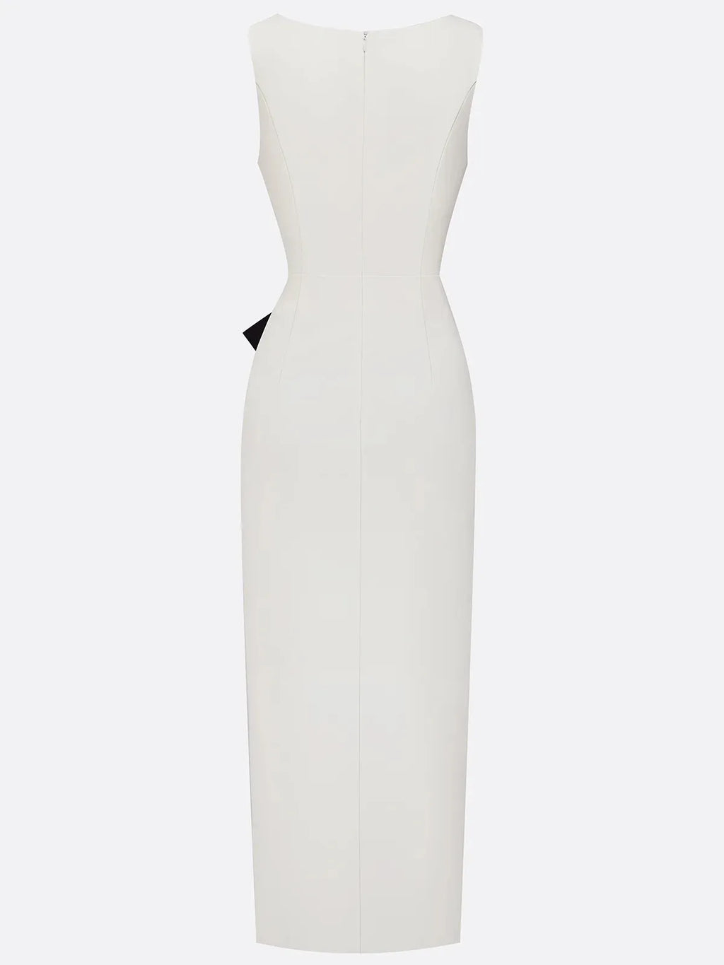 Vestido longo branco clássico com gola redonda, sem mangas e detalhes em piping