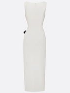 Vestido longo branco clássico com gola redonda, sem mangas e detalhes em piping