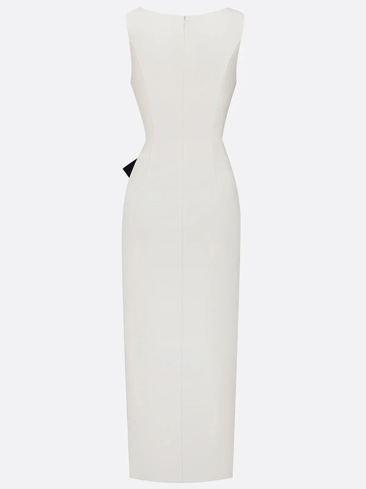 Vestido longo branco clássico com gola redonda, sem mangas e detalhes em piping