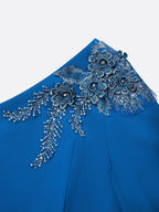Robe midi fourreau classique asymétrique bleue avec appliques et ornements hotfix, une épaule, sans manches