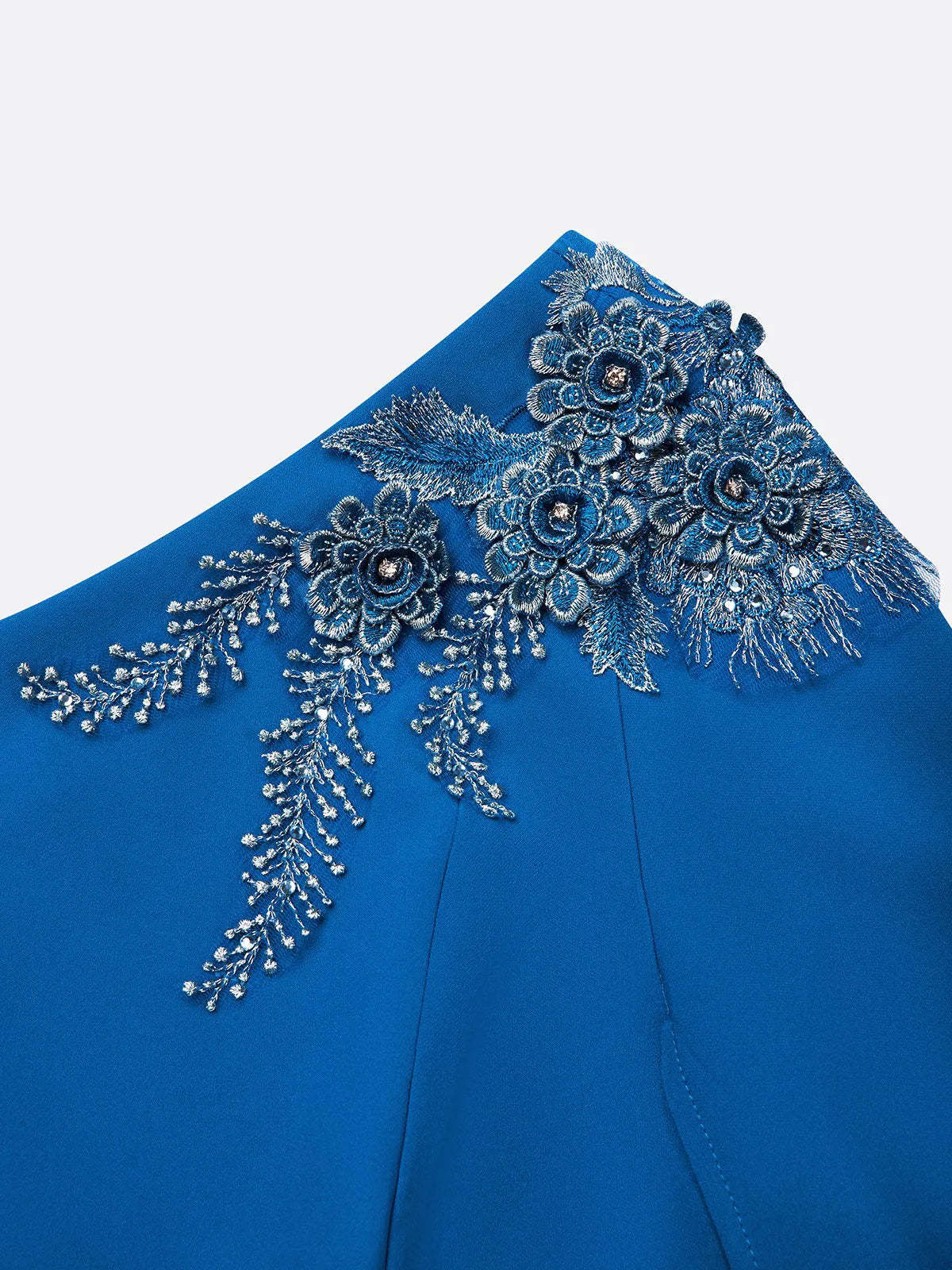 Robe midi fourreau classique asymétrique bleue avec appliques et ornements hotfix, une épaule, sans manches