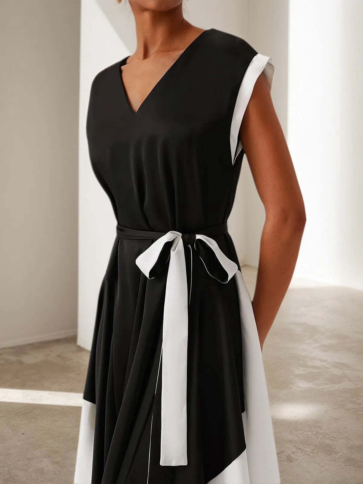 Robe midi noire, encolure en V, manches courtes, taille nouée, ligne A