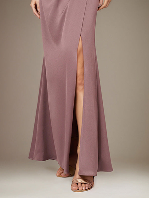 Malvenfarbenes Satin-Ein-Schulter Kleid mit halben Ärmeln, bodenlang, plissiert mit hohem Schlitz