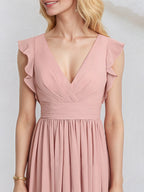 Vestido de madrinha rosa antigo de chiffon em linha A com decote em V, sem mangas, comprimento até o chão e babados