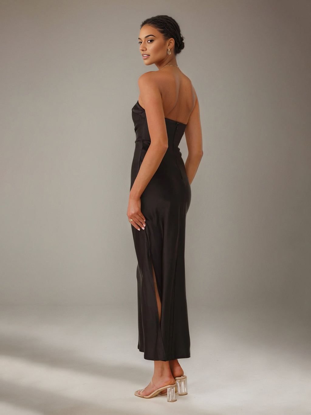 Vestido Longo Preto em Cetim Modelo Tubinho/Coluna com Decote em V e Comprimento no Tornozelo para Madrinhas