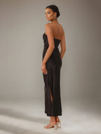 Vestido Longo Preto em Cetim Modelo Tubinho/Coluna com Decote em V e Comprimento no Tornozelo para Madrinhas