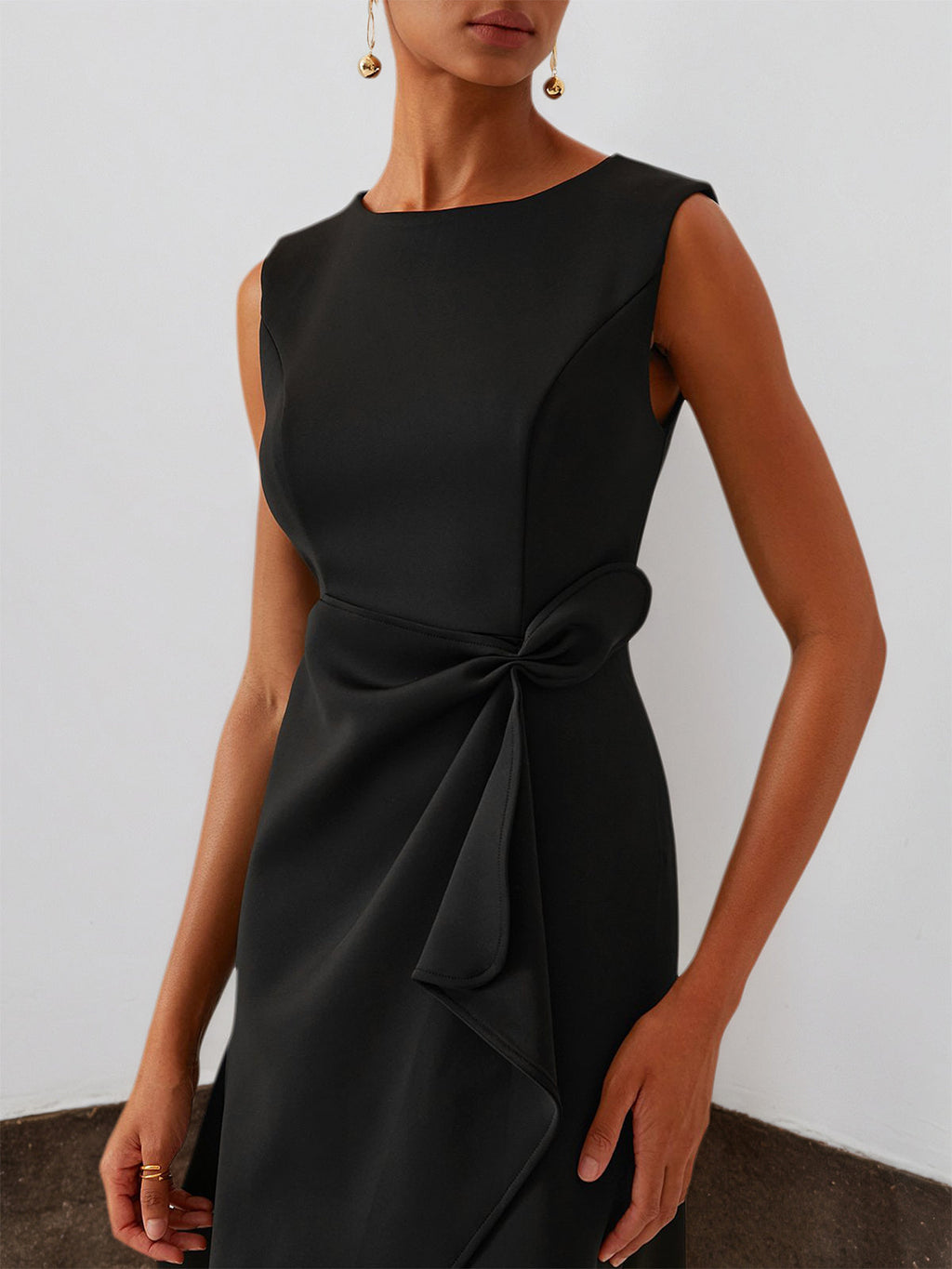 Robe midi noire élégante sans manches, coupe trapèze avec torsade à la taille, du jour à la nuit