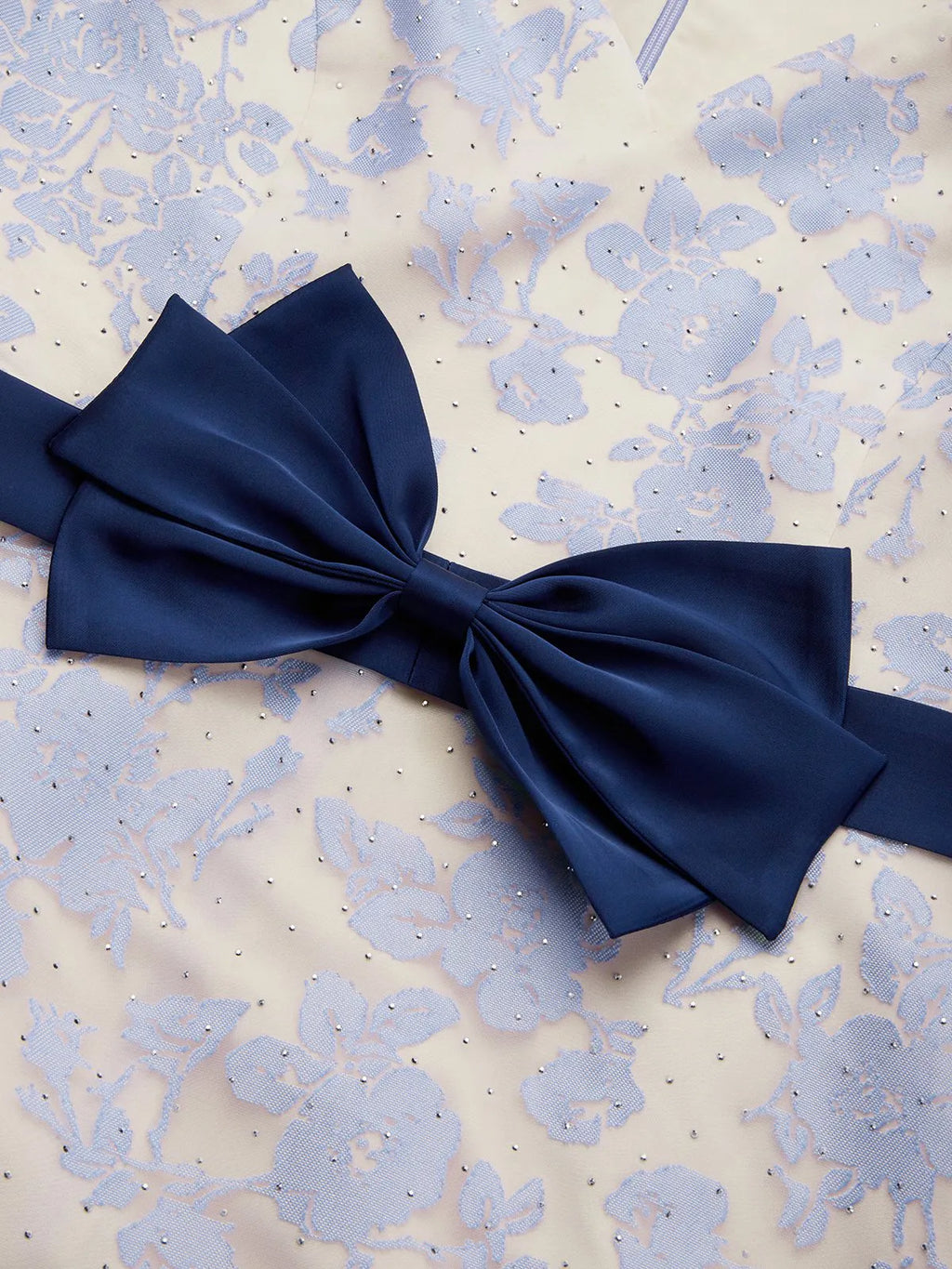 Robe midi sirène classique en organza bleu avec nœud, jacquard, manches courtes, embellie de strass hotfix