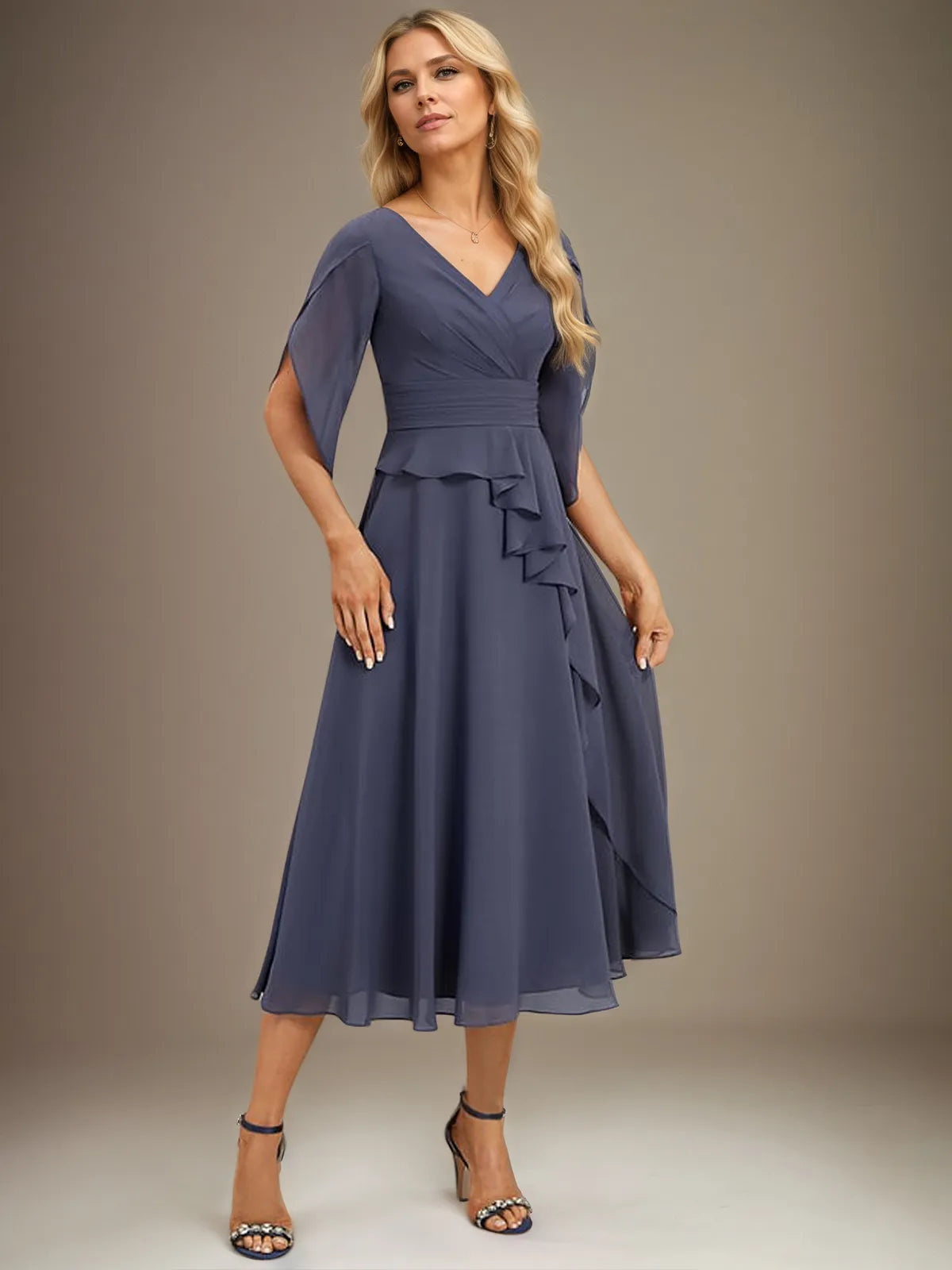 A-Linie V-Ausschnitt Tee-Länge Chiffon Kleid für die Brautmutter mit Plisseefalten