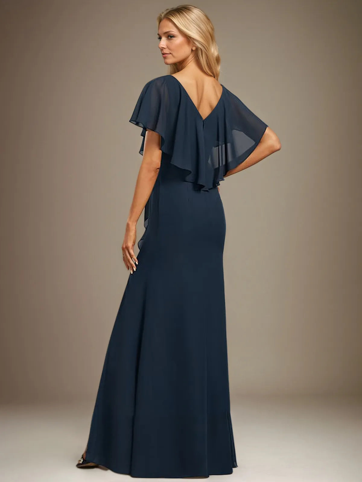 Trumpet/Meerjungfrau V-Ausschnitt bodenlanges Chiffonkleid mit kaskadierenden Volants