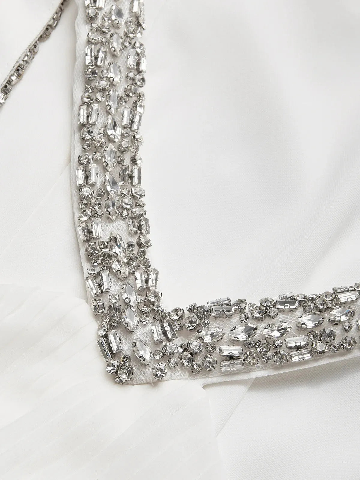 Weißer Damen-Jumpsuit mit plissiertem Rüschen-Halfter, ärmellos und mit Strass