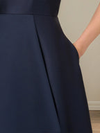 Robe mère de la mariée en satin A-line sans manches à col rond asymétrique