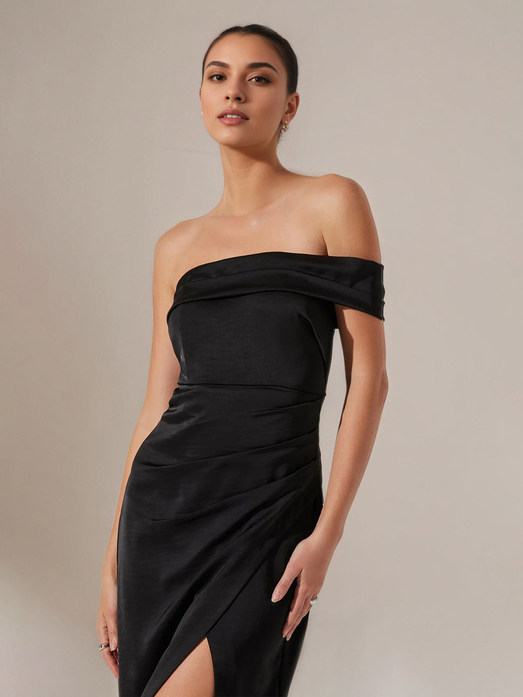 Vestido negro de satén corte columna sin mangas con escote off-shoulder y largo hasta la mitad de la pantorrilla