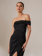 Vestido negro de satén corte columna sin mangas con escote off-shoulder y largo hasta la mitad de la pantorrilla