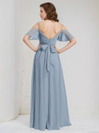 Vestido de madrinha azul claro em chiffon corte evasê com alças finas e mangas com babados, comprimento até o chão