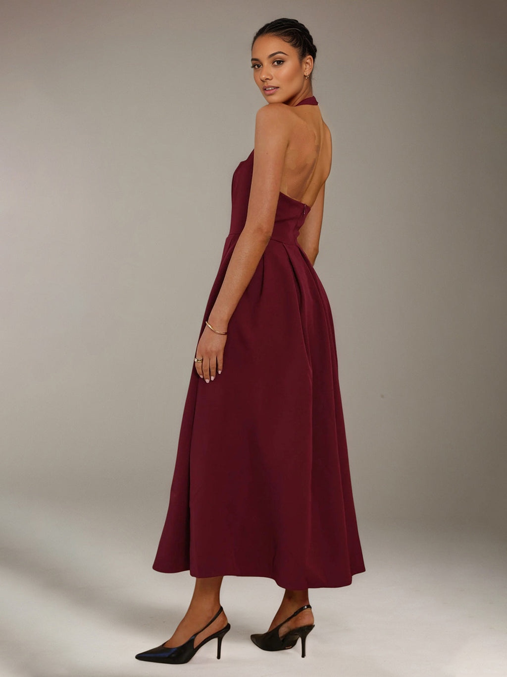 Abito da damigella a linea A in crepe elasticizzato color vino, con collo halter, senza maniche e lunghezza alla caviglia