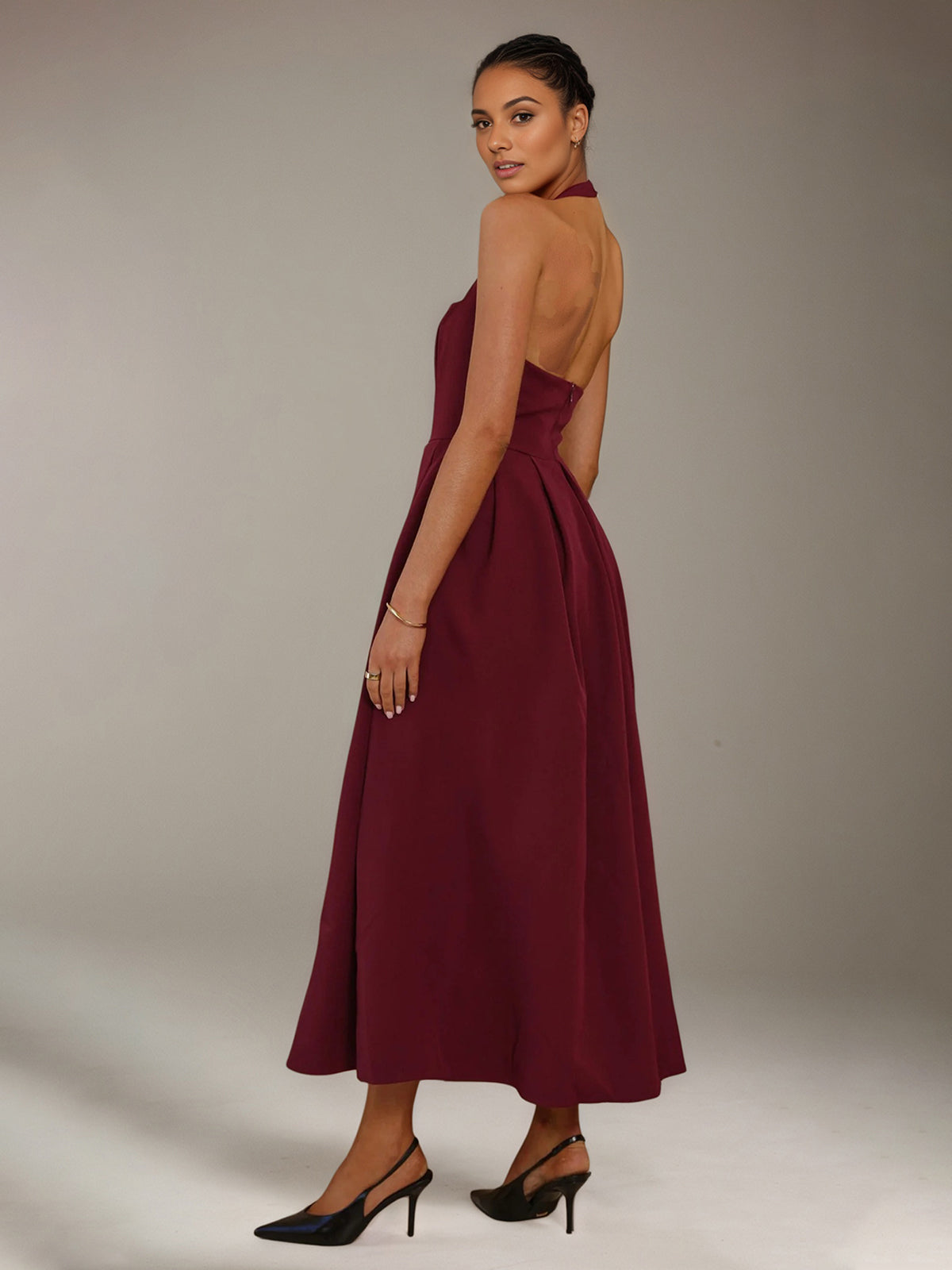Abito da damigella a linea A in crepe elasticizzato color vino, con collo halter, senza maniche e lunghezza alla caviglia