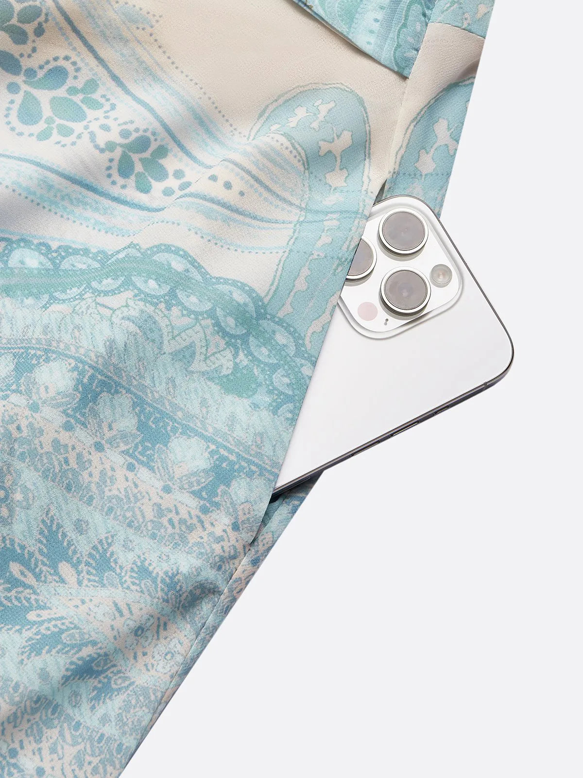 Vestido maxi línea A de gasa azul claro con estampado paisley, cuello redondo, mangas largas globo