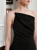 Vestido midi preto tomara que caia com franzidos, sem mangas e em linha A
