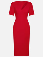 Vestido rojo de corte columna de crepé elástico con escote redondo y mangas cortas, largo hasta la media pierna