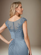 Vestido largo línea sheath/columna de gasa azul polvo con cuello barco, mangas cortas y abertura