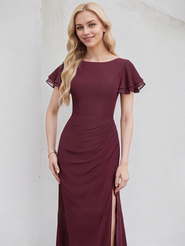Vestido largo de dama de honor línea A de gasa color Cabernet con cuello barco y mangas con volantes