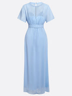 Vestido largo azul claro de gasa fruncida con cuello redondo y mangas cortas en línea A