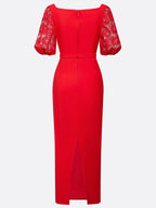 Rotes Spitzen-Klassisches Bootsausschnitt-Kurzarmpuffärmel-Sheath-Maxikleid