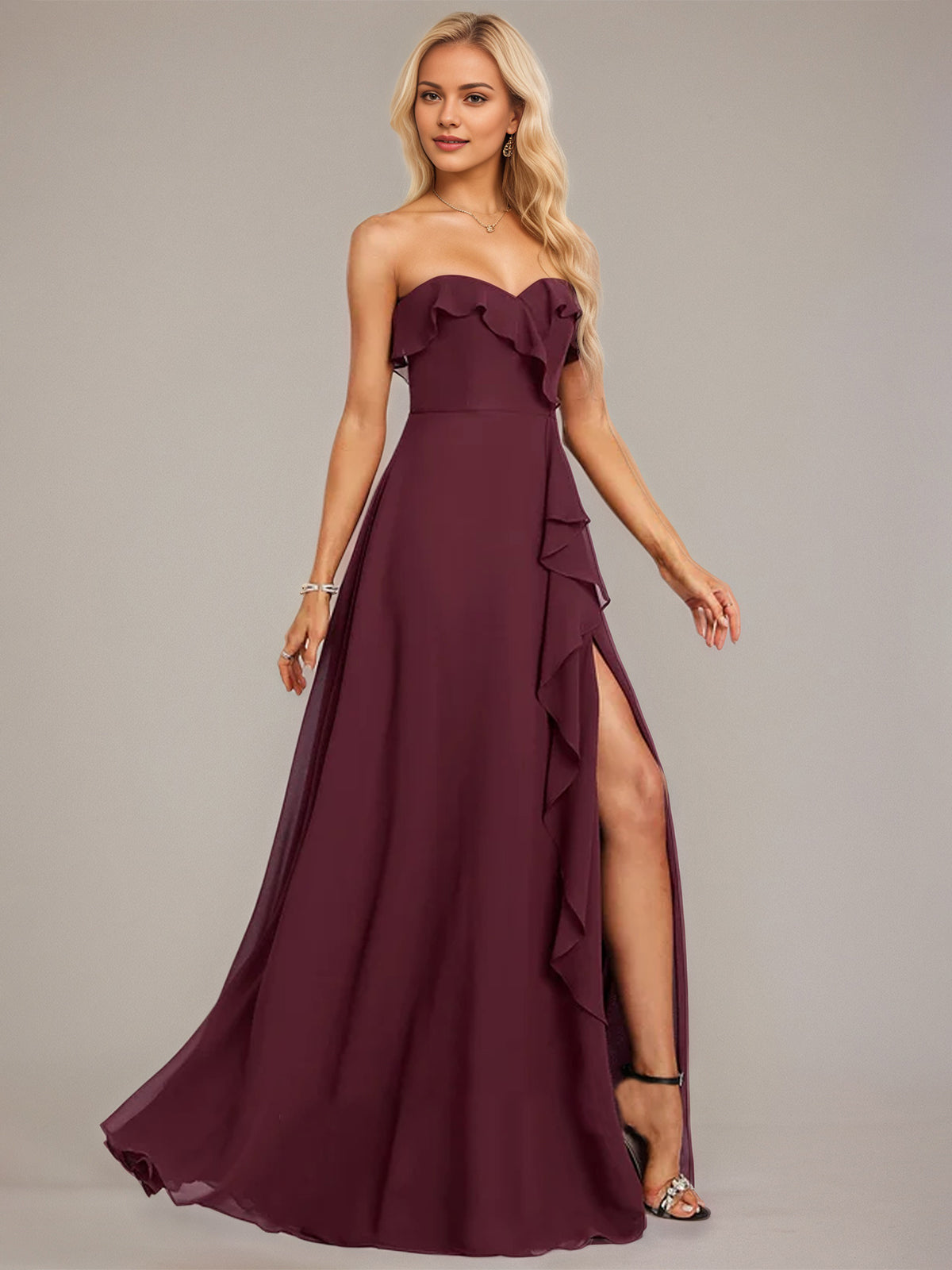 Robe de demoiselle d'honneur en mousseline longueur sol, ligne A, décolleté cœur, couleur raisin avec volants