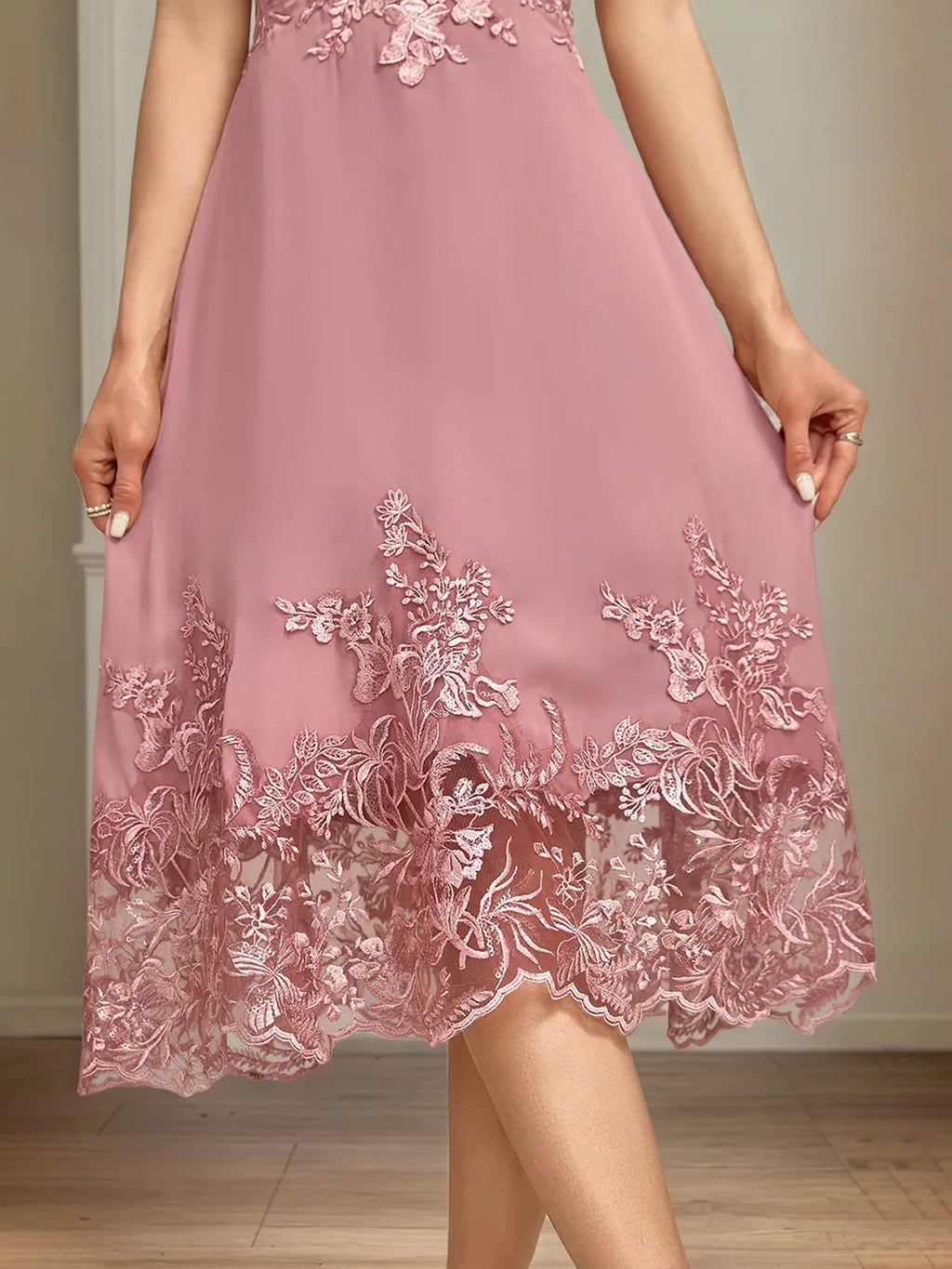 Vestido de mãe da noiva em chiffon corte evasê com decote redondo e aplicações