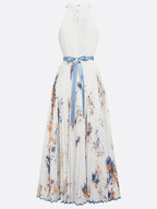 Vestido longo evasê de chiffon branco floral plissado, decote halter e sem mangas